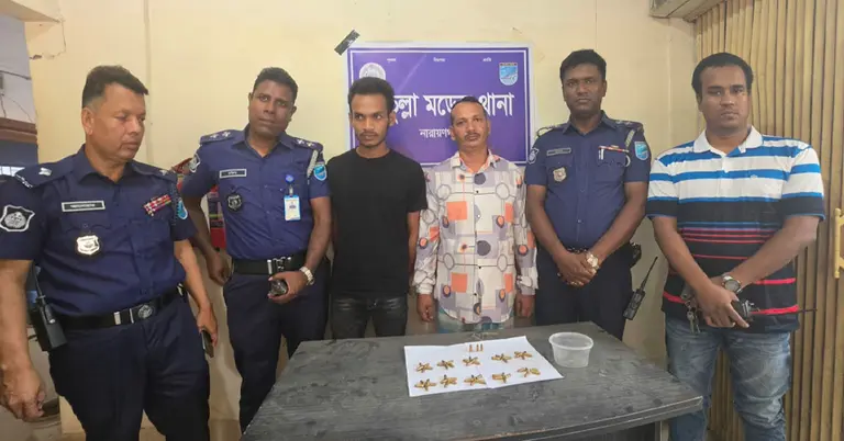 গ্রেপ্তারকৃত রেজ্জাক বাহিনীর প্রধান ও তার ছেলে